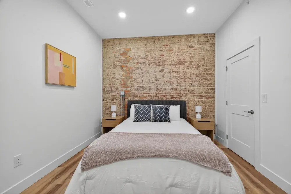 Stylish Downtown Unit With Historic Charm 2 Bedroom Apts