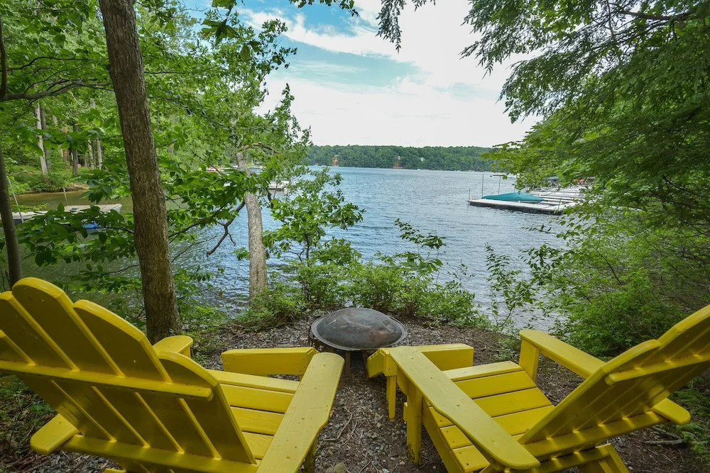 Lake Shore Retreat 5 Bedroom House