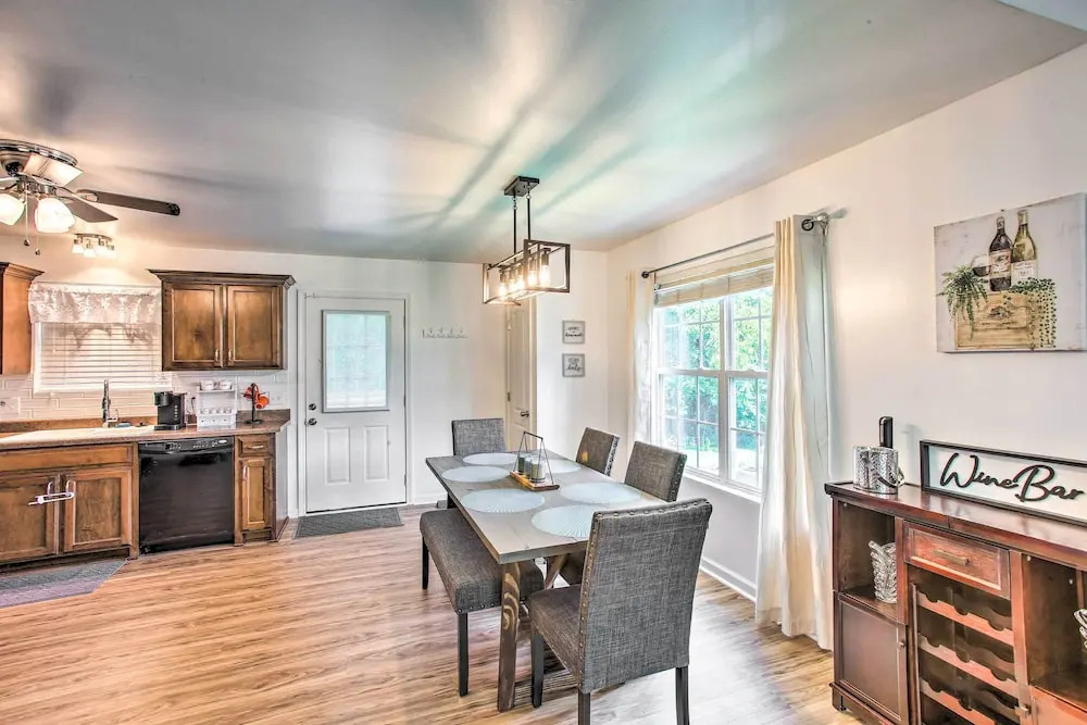 Charming Springfield Escape w/ Furnished Deck