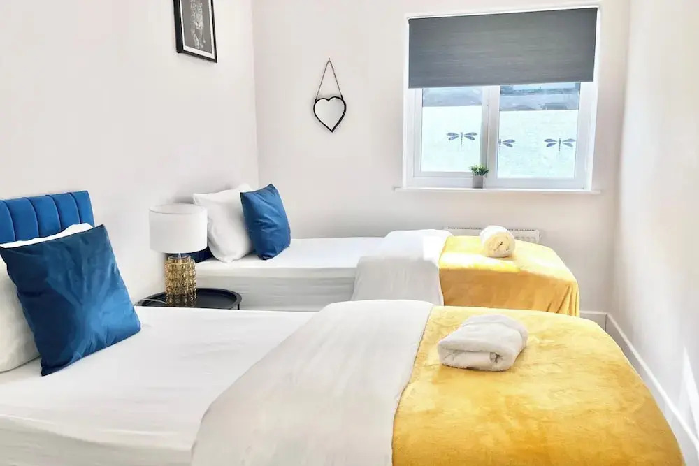 House - Sleeps 12 - Hot tub - Pool Table - Parking