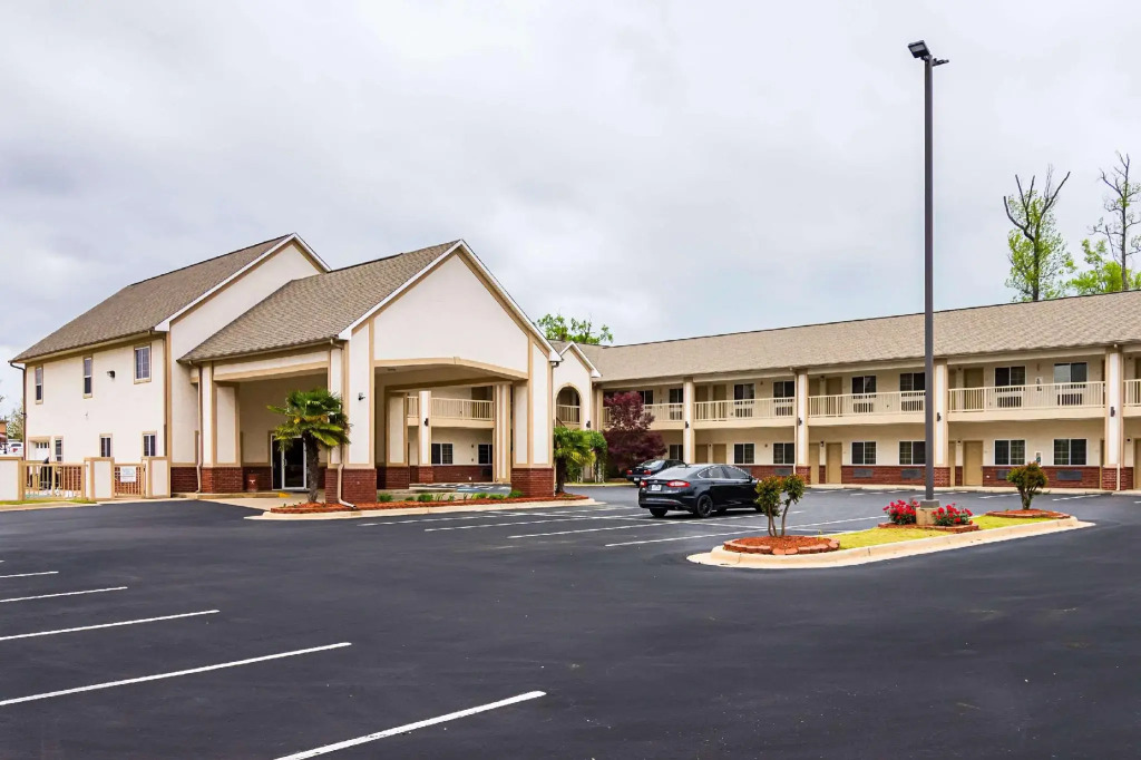 Bryant Inn And Suites
