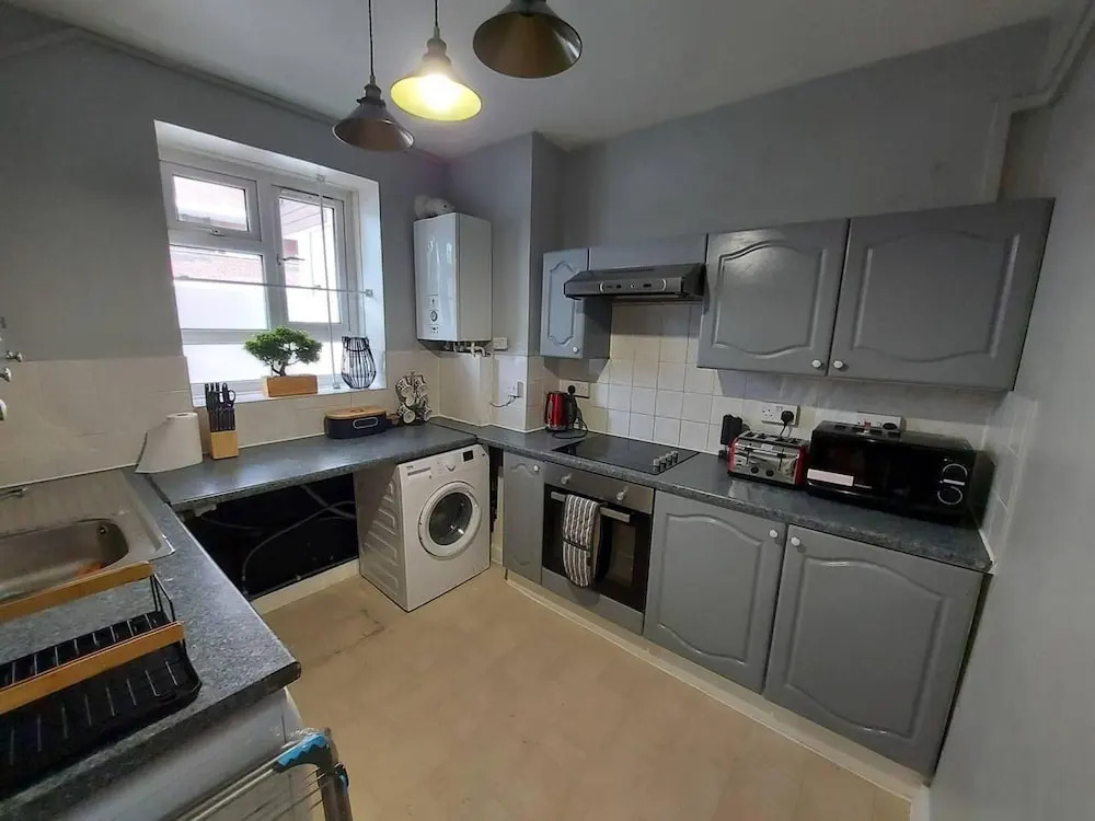 Charming Three Bedroom 5 Double Bed Apt in London