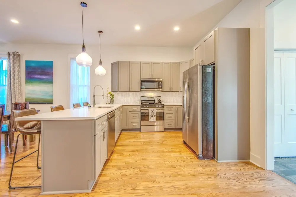 Nashville Bungalow w/ HOT TUB 10 min From Downtown!
