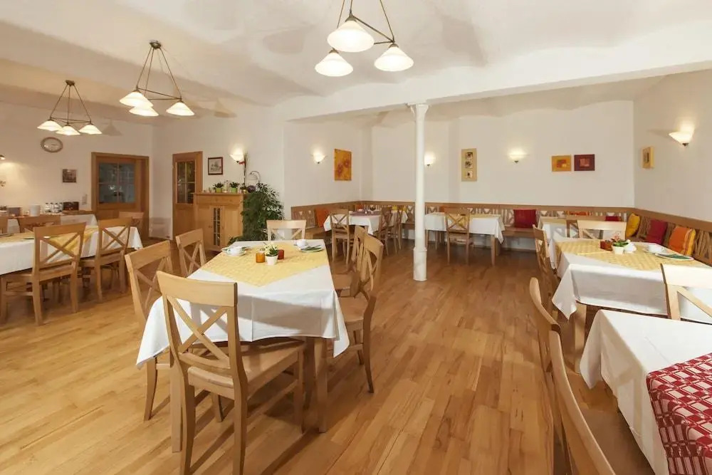 Bernhardhof - Pension, Guest-House & Apartments