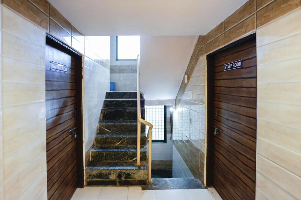 Oyo 74977 Dipesh Lodge