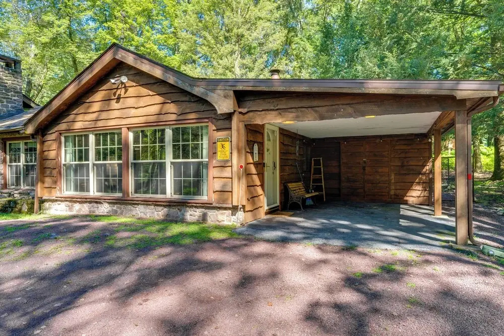 3 Mi to Slopes! Hot Tub Haven Near Lake Harmony