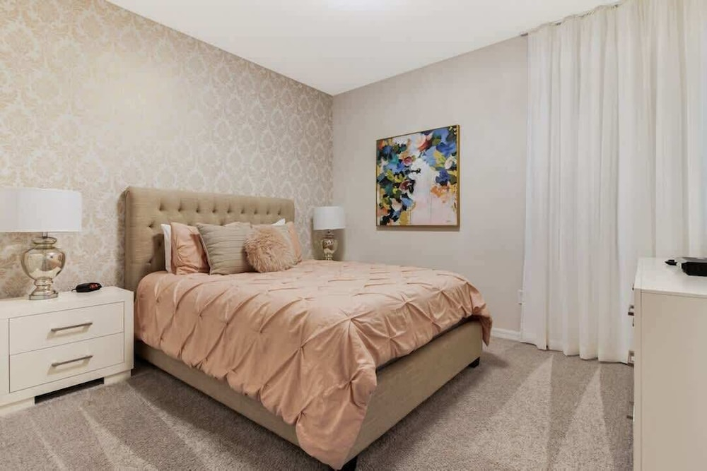 Upscale 9BR Stay With Pool and Themed Rooms