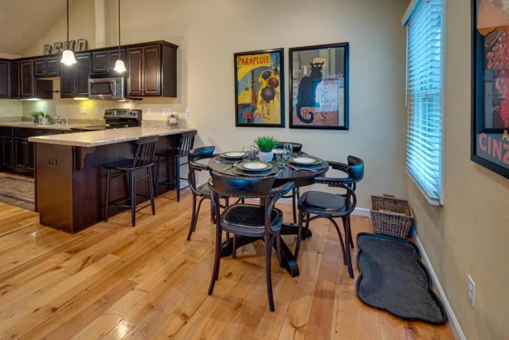 Hill St Cottage 338
