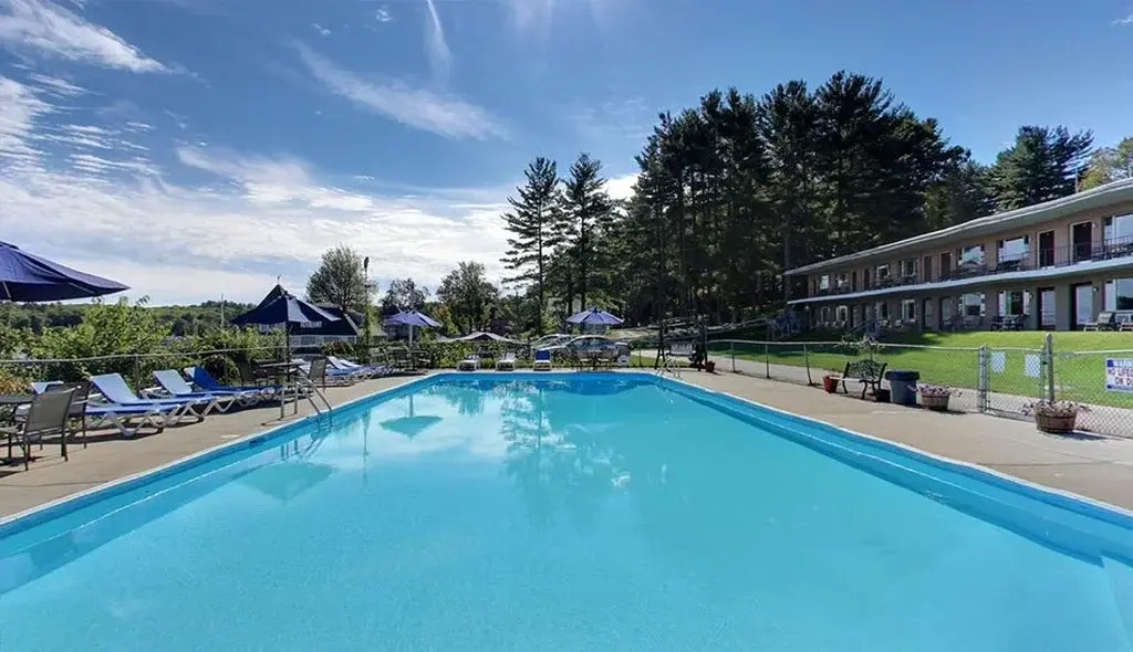 Half Moon Motel & Cottages