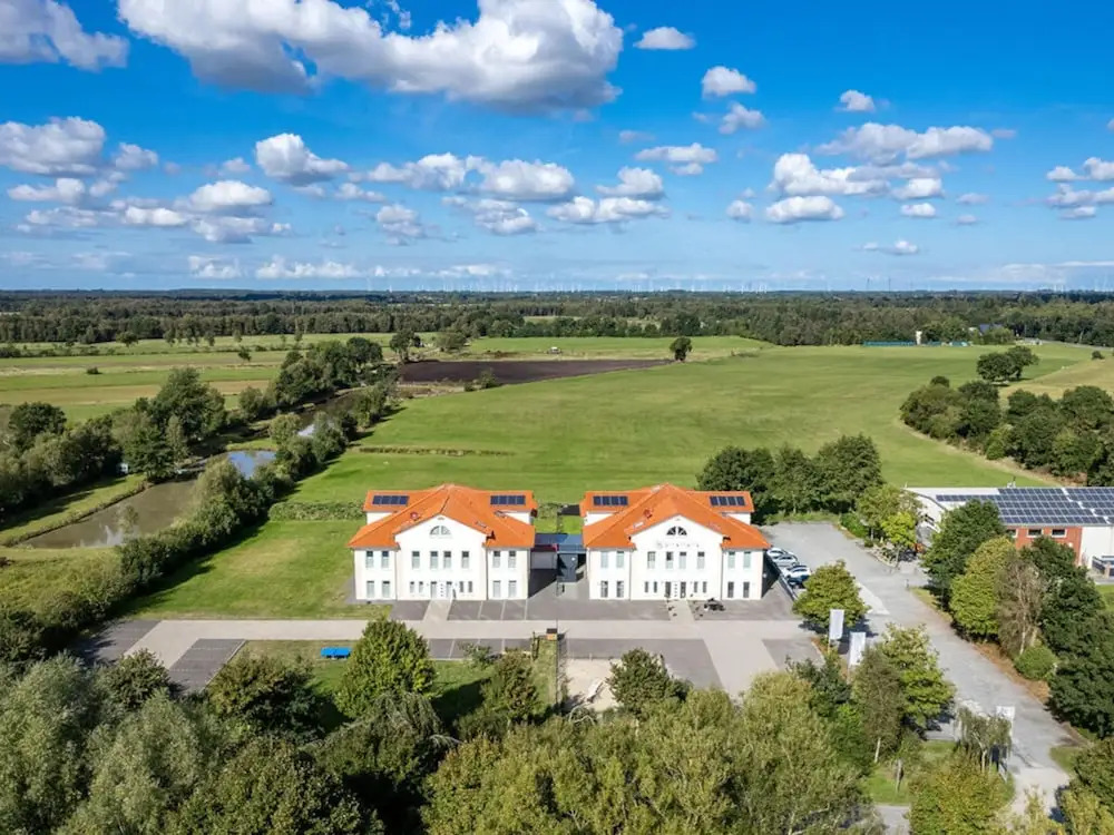 No 7 Lake View Modern Retreat