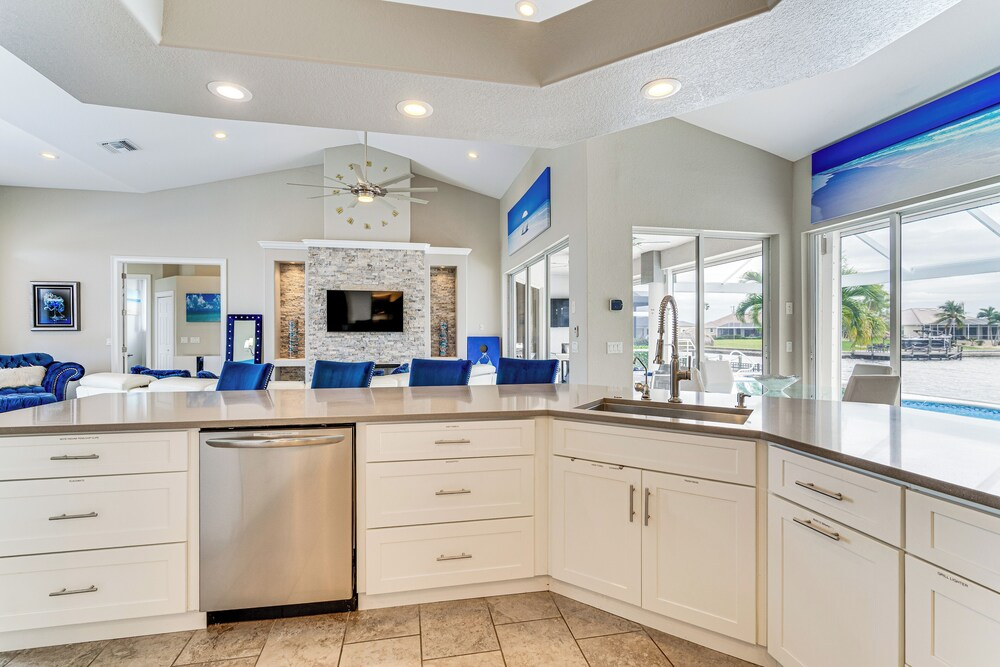 Canalfront Pool & Hot Tub: Home in Cape Coral