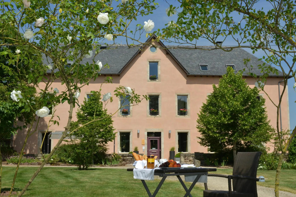 HÔTEL LA FERME DE BOURRAN - RODEZ - parking privé avec bornes pour voitures électriques