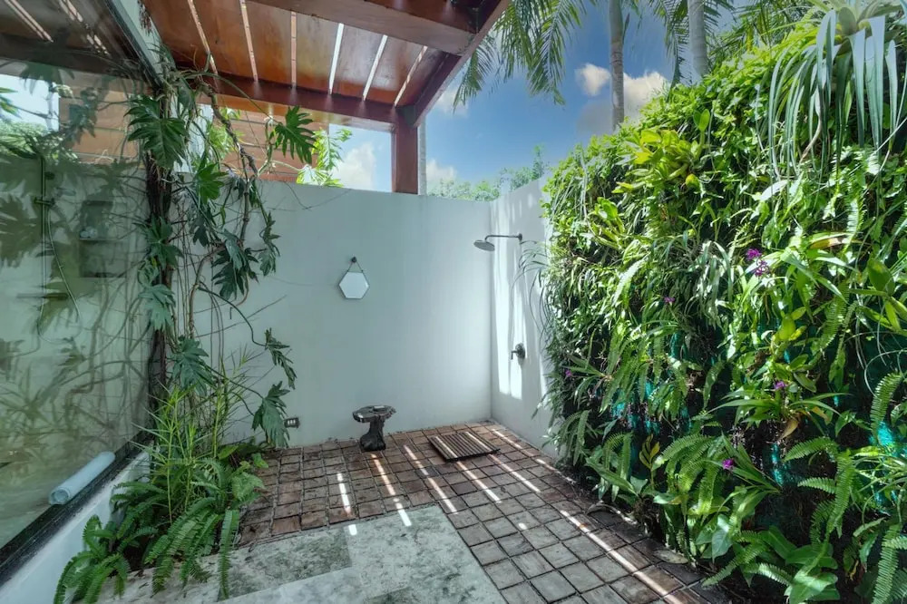 The Beach House - Upscale 5-bed Beachfront Villa w pool pier ocean views