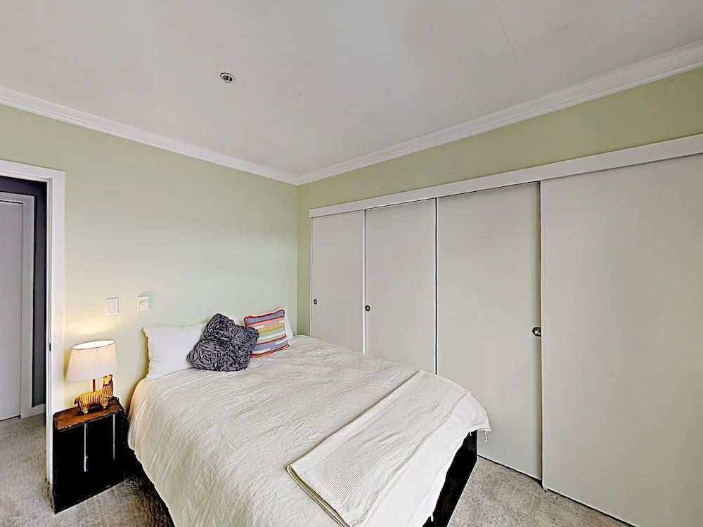 Chic Belltown Court W/ Pool & Rooftop Deck 2 Bedroom Condo