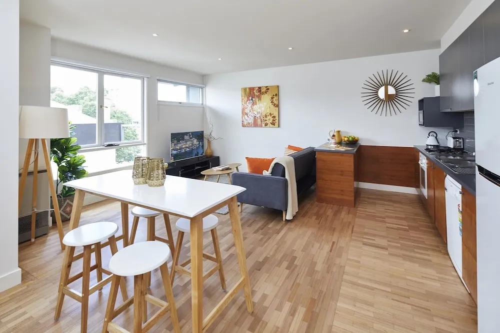 Spacious Carlton 1 bedroom Apt With Secure Parking