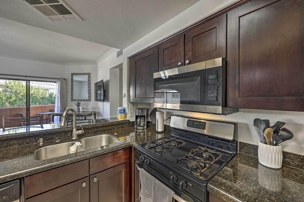 Dog-friendly Condo w/ Pool & Hot Tub in Phoenix