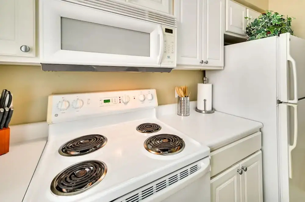 Myrtle Beach Condo w/ Pool: Near Golf & Mall!