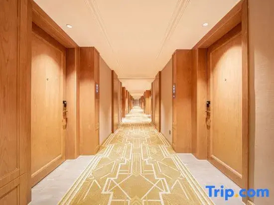Vienna Hotel (Zhengzhou East High-Speed Rail Station East Square Putian West Subway Station)