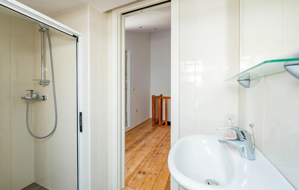3 Bedroom Lovely Home In Peruski