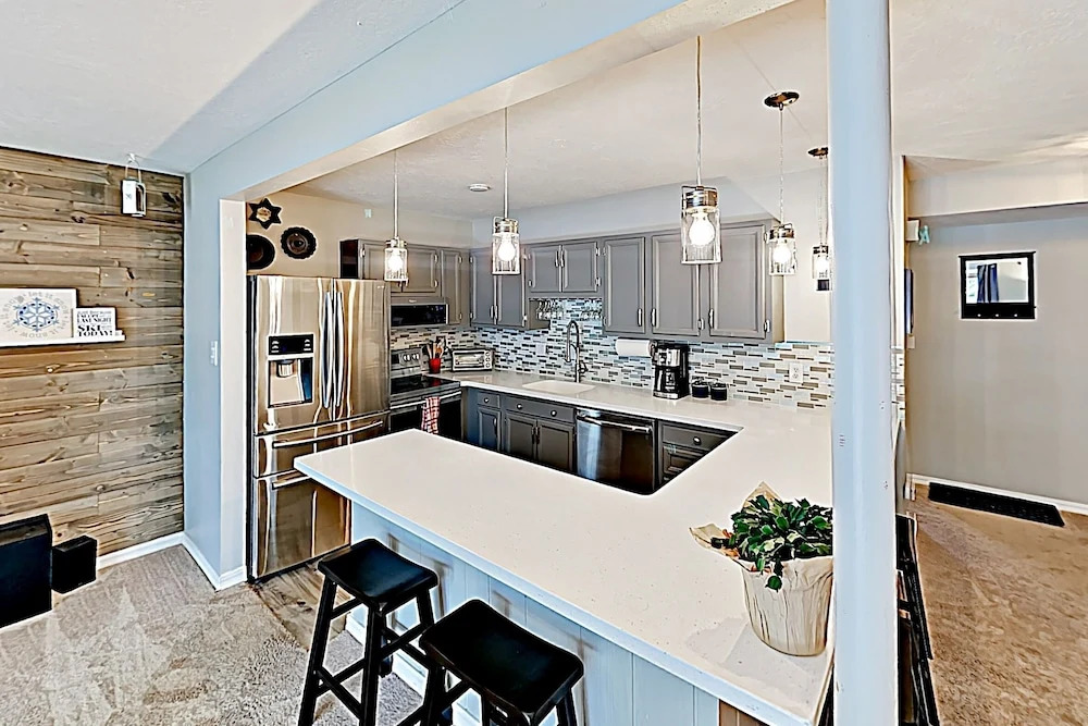 933scdue 3 Bedroom Condo