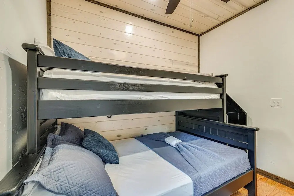 Modern, Luxe Cabin in Broken Bow w/ Hot Tub!