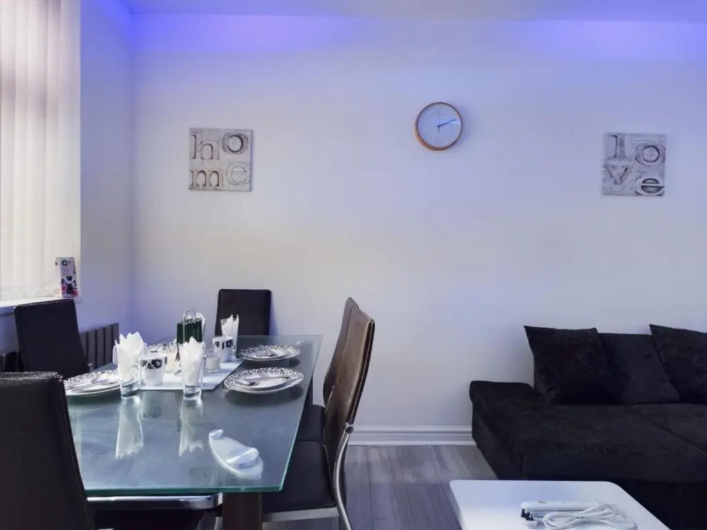 Stunning 4-bed House Fully Refurbished Modern