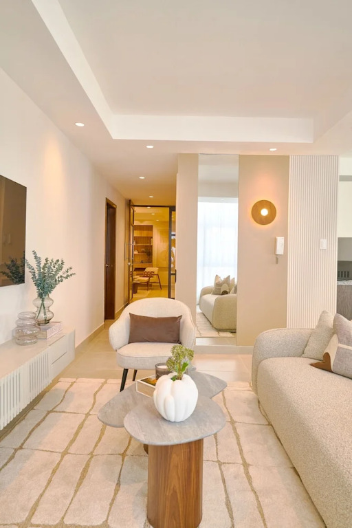 The LUX Natural Art Downtownsd Pool Gym 2BR