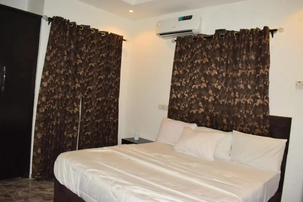 Tastefully Furnished 3 BR apartment