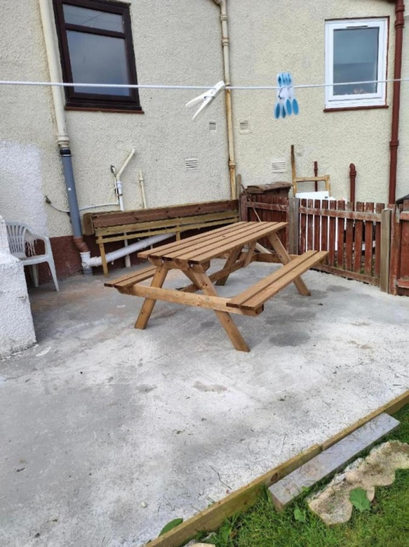 Self Contained 2 Bedrooms House Free Parking