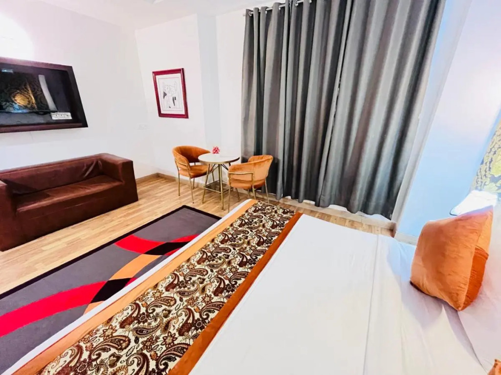 Qotel Hotel AT Residency Kaushambi