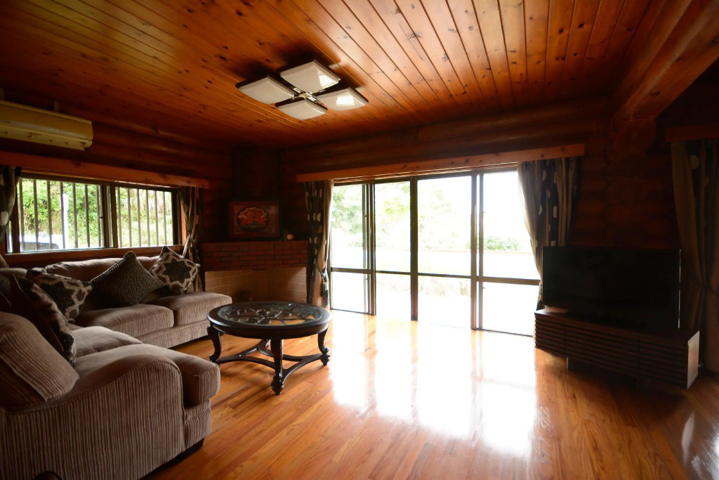 [All natural wood Big Log Home]4Br,2Bath,3Toilets