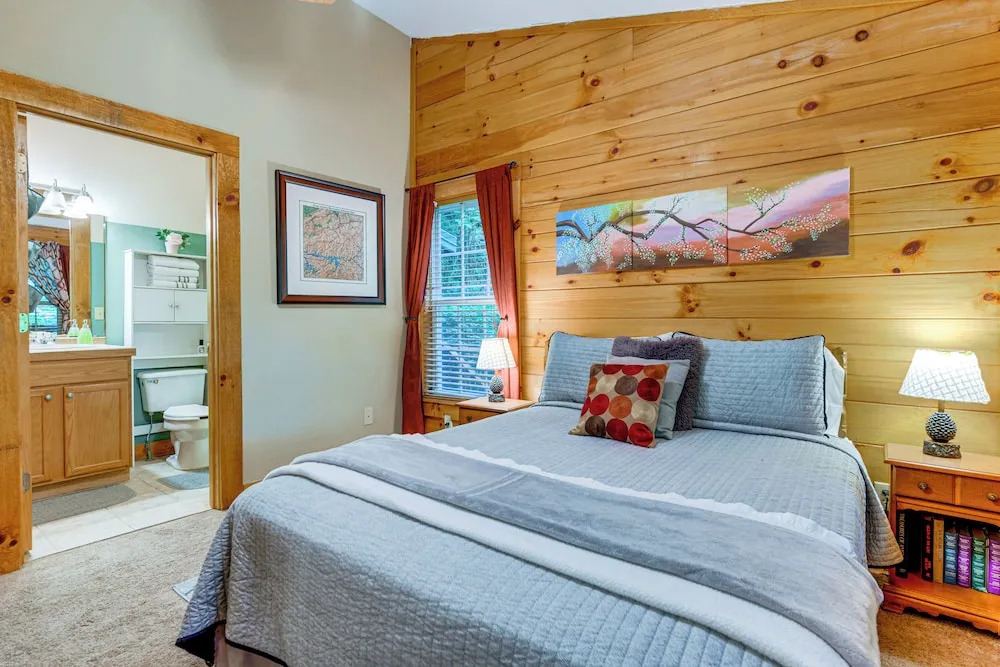 Serene Maggie Valley Retreat w/ Deck & Hot Tub!