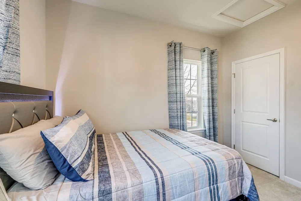 30 Mi to Downtown DC: Charming Dale City Townhome!