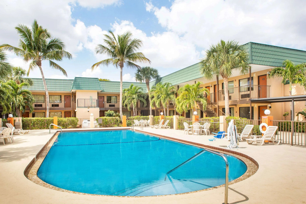 Super 8 by Wyndham North Palm Beach