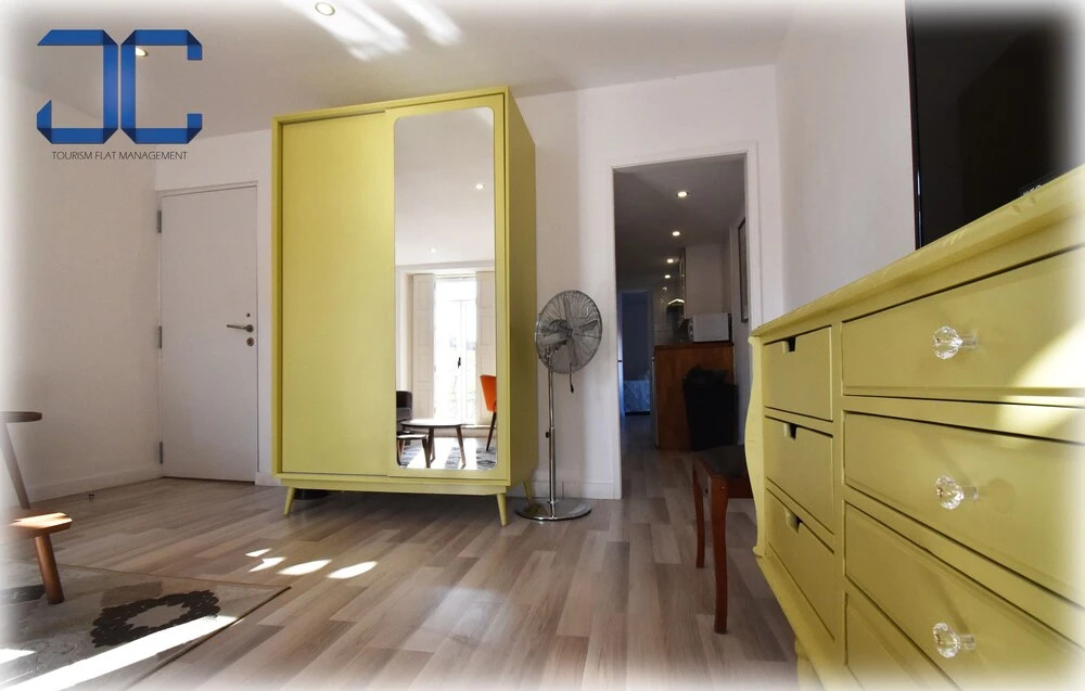 St. Francisco Flat with City Views