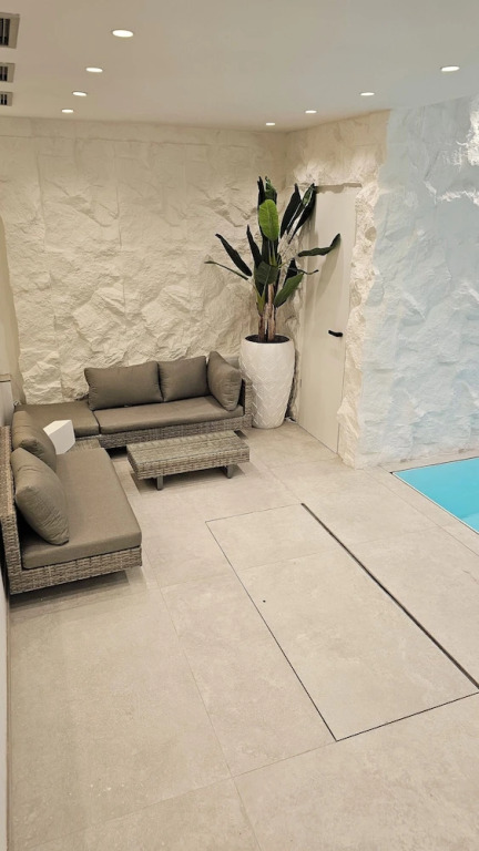 UG Neubau City Wohnung (optional Pool+Gym+2tes Bad extra buchbar)