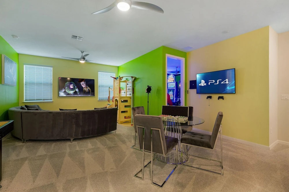 Sr019v: 8 Bed, Social Media, Minions, Pool, Shuffle Board
