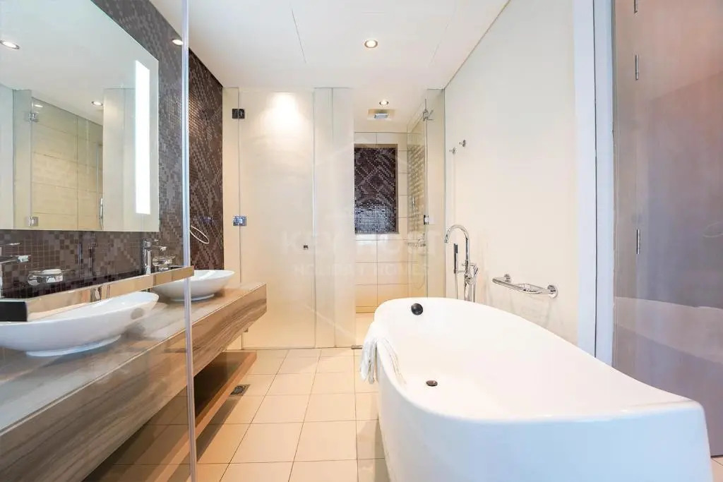 KeyHost - Luxury 3 BR Apt in Paramount Towers by Damac - K3850