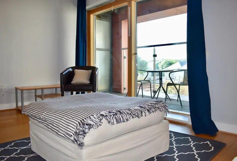 Central 2 Bedroom Flat With Balcony Views