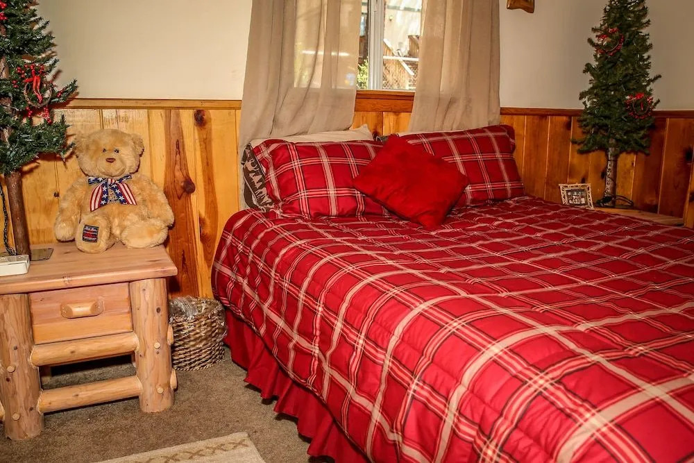 Little Bear Hug - 1 Br home by RedAwning