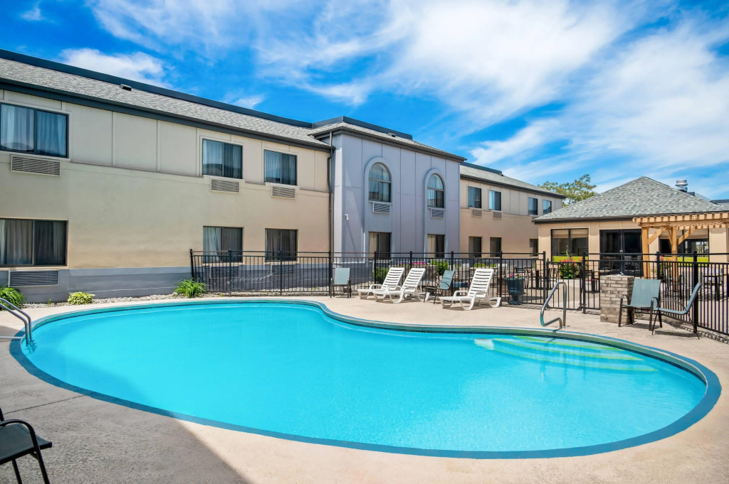 Country Inn & Suites by Radisson, Muskegon, MI