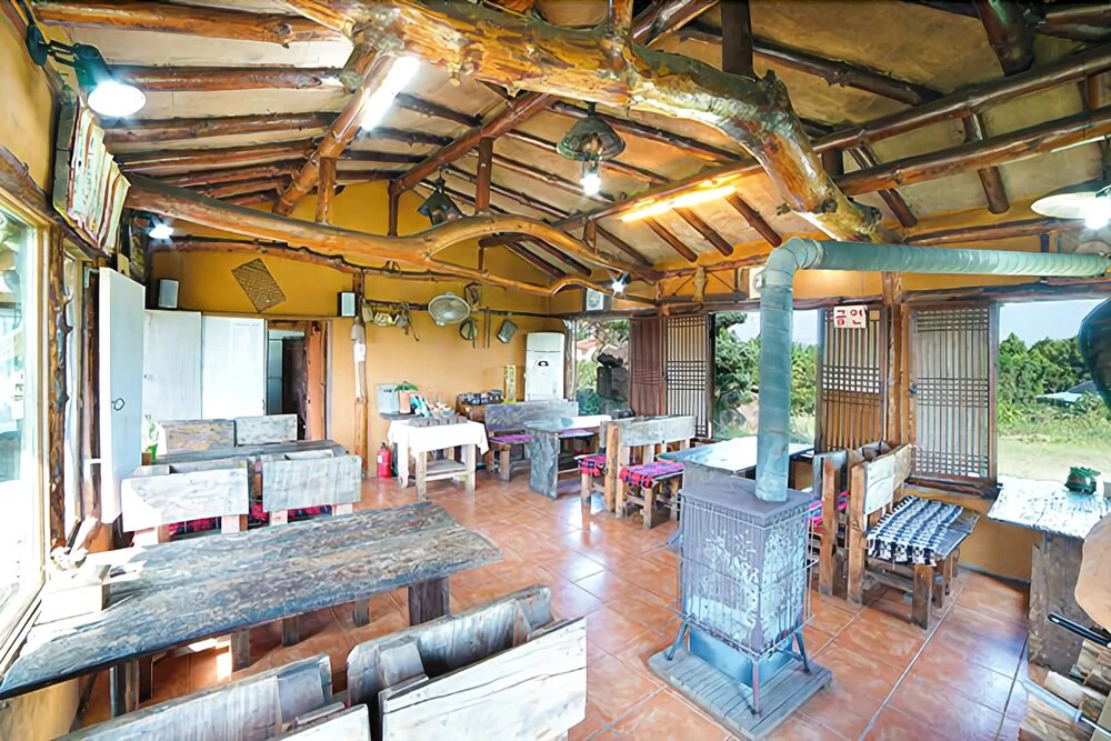 Seogwipo Pyeonwoon Sanjang Pension