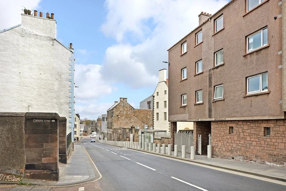 JOIVY Contemporary Royal Mile Apartment W/Balcony