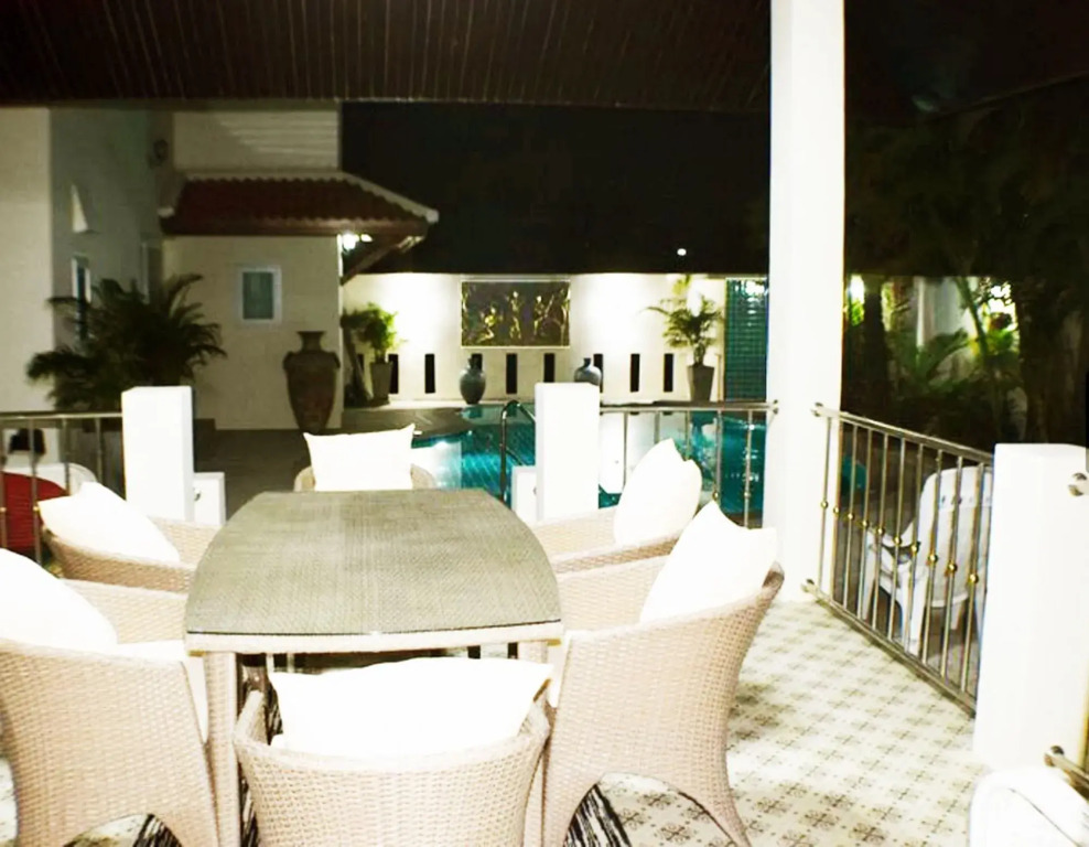 Luxury 5 Bed 5 Bath Villa