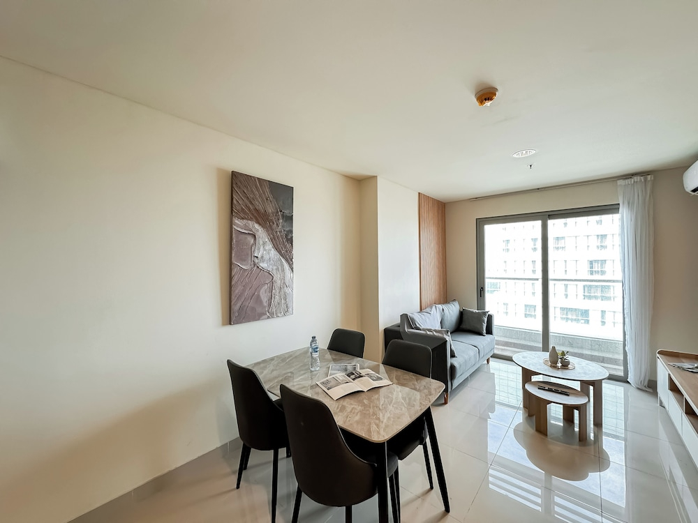 Lovely And Vibrant 2Br Space At Praxis Apartment