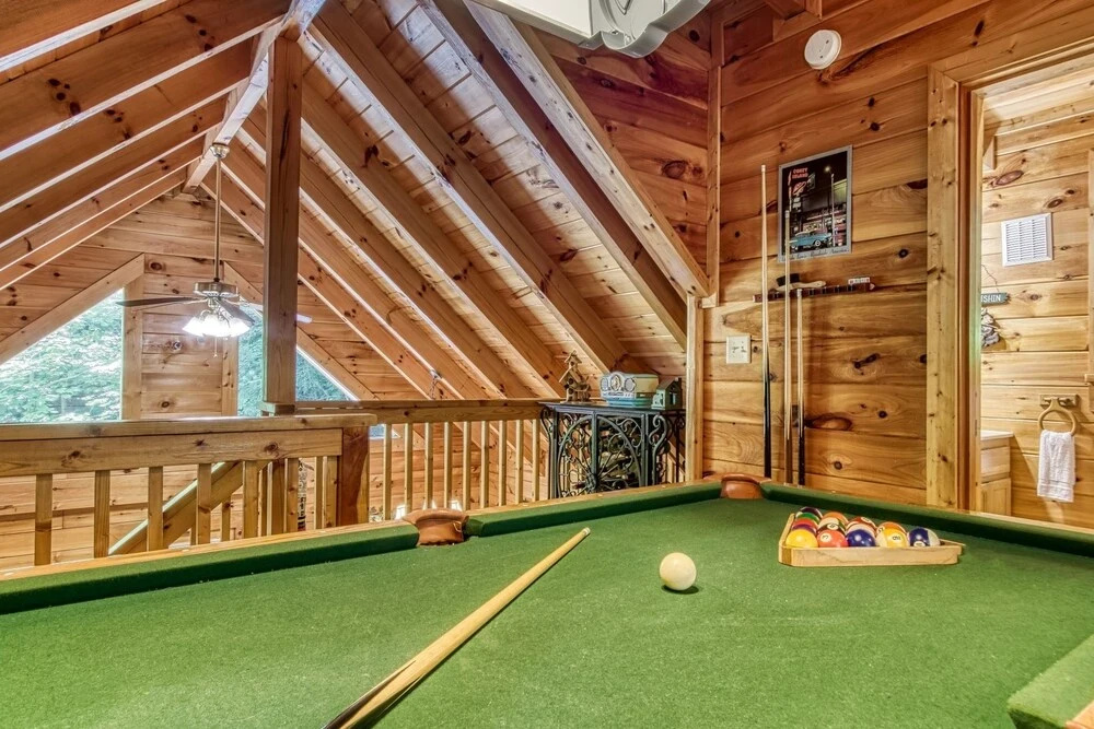 Cupid's Hideaway - Convenient To Downtown Gatlinburg And The National Park! 1 Bedroom Cabin by RedAwning
