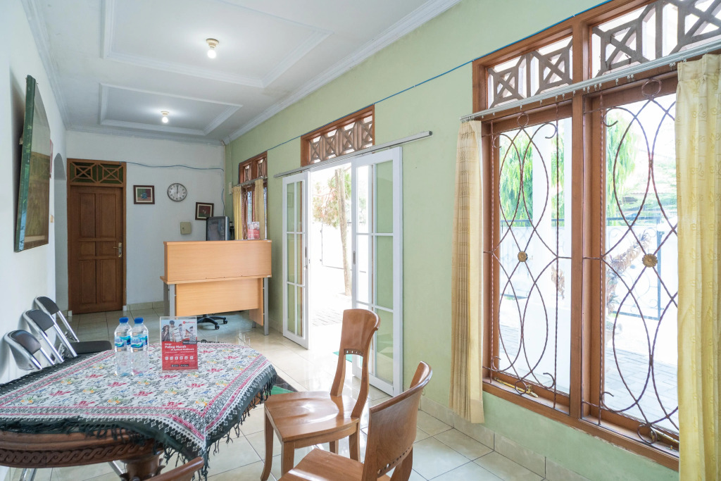 RedDoorz near Bundaran Ciceri
