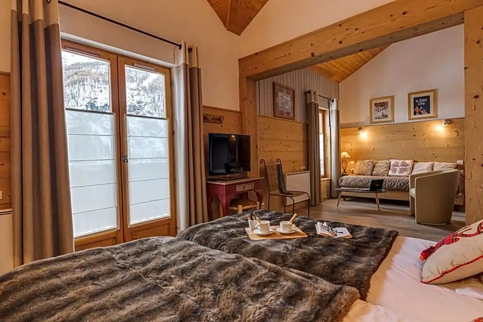 Mountain Lodge in Alps-chez Philippe, Panoramic-Village, Renting, view over Glaciers
