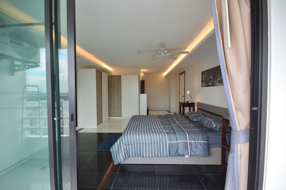 One-bedroom Sea-view Condo, 17th Floor Angket, Jomtien