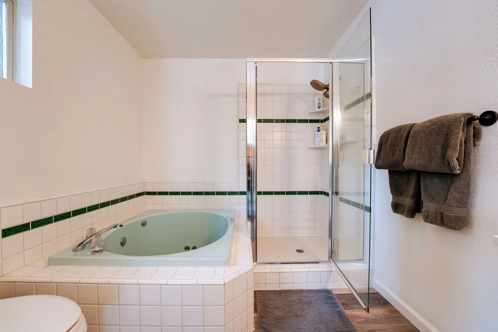 2 Mi to Lake Almanor! Northern Sierra Family Cabin